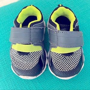 Boys toddler athletic sneakers size 4 grey/ lime